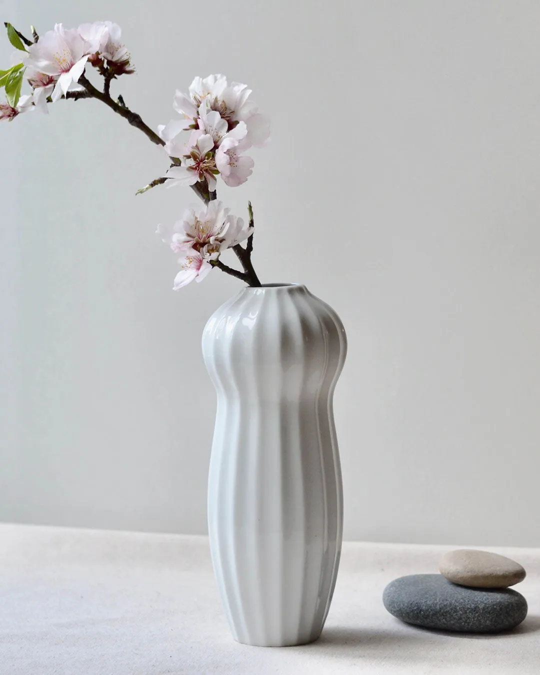 Maja ribbed porcelain Ikebana vase