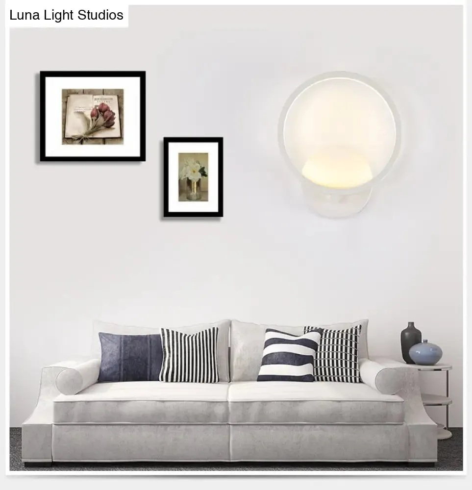 Modern LED Wall Sconce: Stylish Metal Circle Shade Lamp for Bedroom